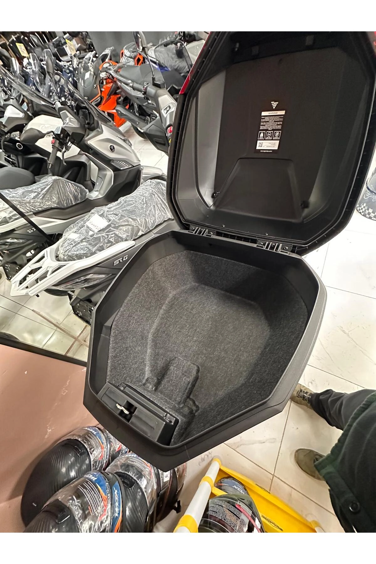 resimler/genel/Black/ Red Topcase 37 LT